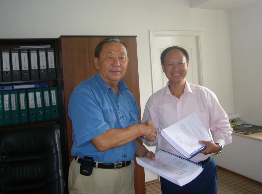 哈薩克斯坦能源總公司董事長(zhǎng)與我公司董事長(zhǎng)廖世明簽約后互換合同正本。